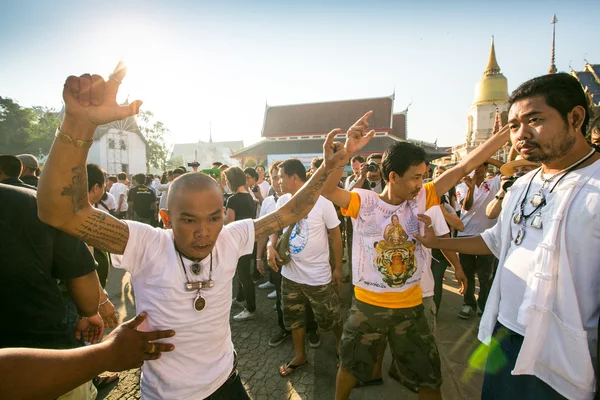 Niet-geïdentificeerde deelnemer master dag ceremonie kunnen khong khuen in nakhon chai, thailand. — Stockfoto