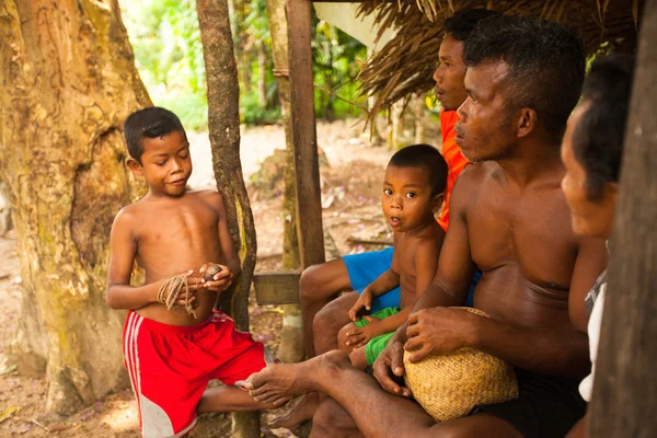 Bambino non identificato Orang Asli nel suo villaggio a Berdut, Malesia — Foto Stock