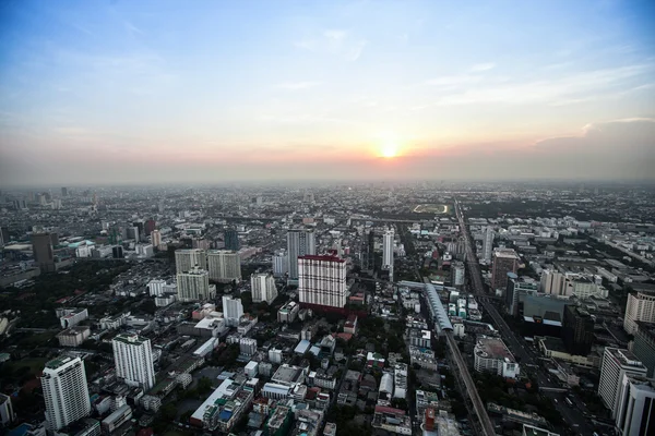 Uma vista sobre a cidade a partir do hotel Bayok Sky — Fotografia de Stock