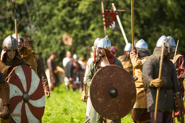 Participantes não identificados durante o festival histórico internacional da cultura medieval Ladogafes — Fotografia de Stock