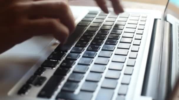 Las manos femeninas escribiendo en el teclado del ordenador portátil — Vídeo de stock