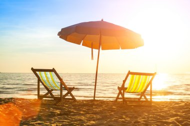 plaj şezlong üzerinde gündoğumu denizde ıssız sahil.