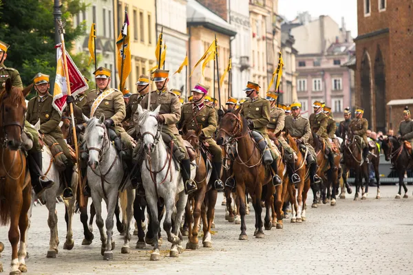 Neidentifikovaný účastníci svátek polské kavalérie v centru historického města, září 22, 2007-2013 v Krakově, Polsko. Festival se koná na počest bitvy 12 září 1683 rok. — Stock fotografie