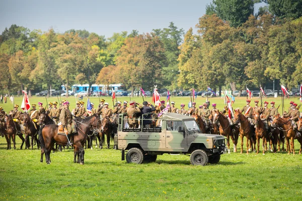Festa de participantes não identificados da cavalaria polonesa no centro histórico da cidade — Fotografia de Stock