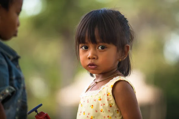 Un povero bambino non identificato posa per i turisti vicino Angkor Wat — Foto Stock