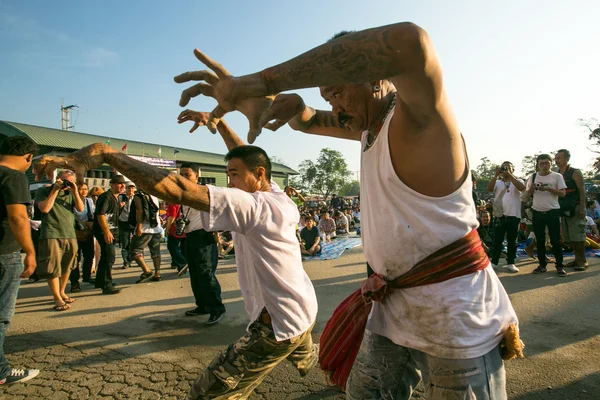 Niet-geïdentificeerde deelnemer master dag ceremonie kunnen khong khuen — Stockfoto