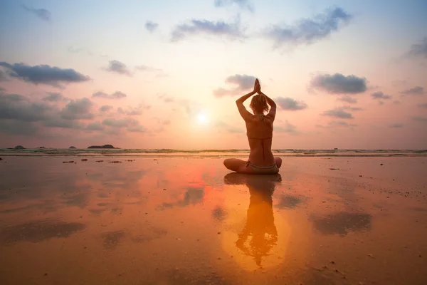 Silueta Mujer joven practicando yoga — Foto de Stock