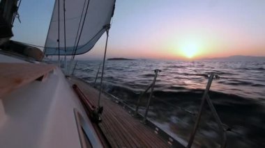 yelkenli tekne full HD günbatımı atış sırasında dalgalar aracılığıyla Rüzgar