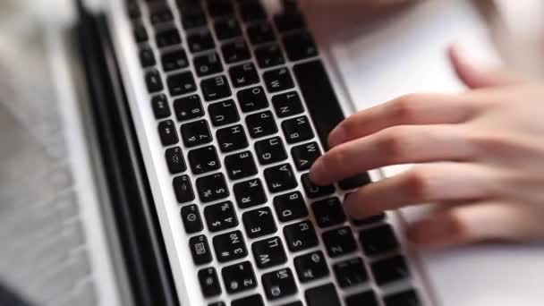 Dactylographier les mains sur un clavier d'ordinateur portable (HD )