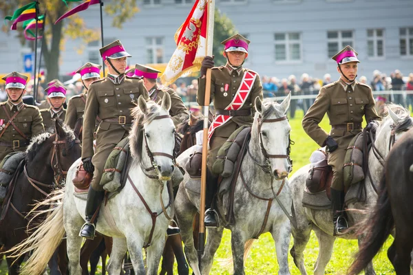 Неизвестные участники праздника польской кавалерии в историческом центре города — стоковое фото