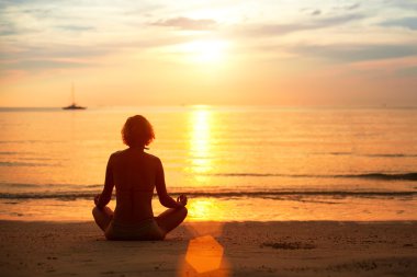 gün batımı yoga kadın
