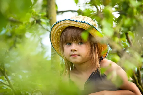 Dívka pózuje v slaměný klobouk — Stock fotografie