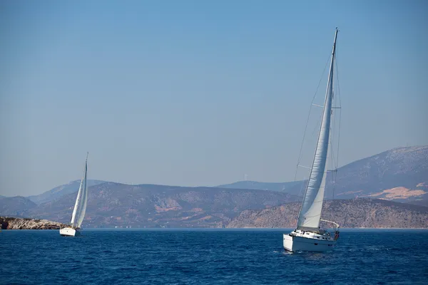 Zeilen in de Egeïsche zee — Stockfoto