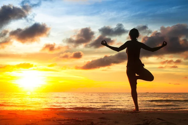 Woman practicing yoga — Stock Photo, Image