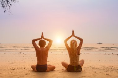 Sahilde oturan Çift