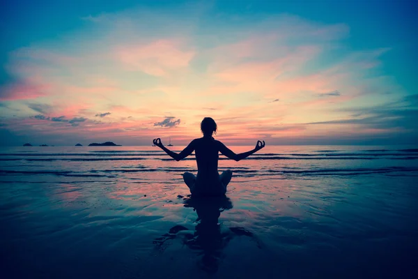 Yoga femme sur la côte de la mer — Photo