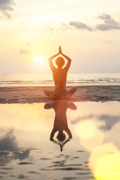 Yoga kvinna som sitter i lotus utgör — Stockfoto