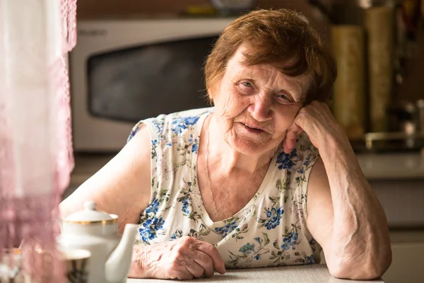 Portret een oude vrouw. — Stockfoto