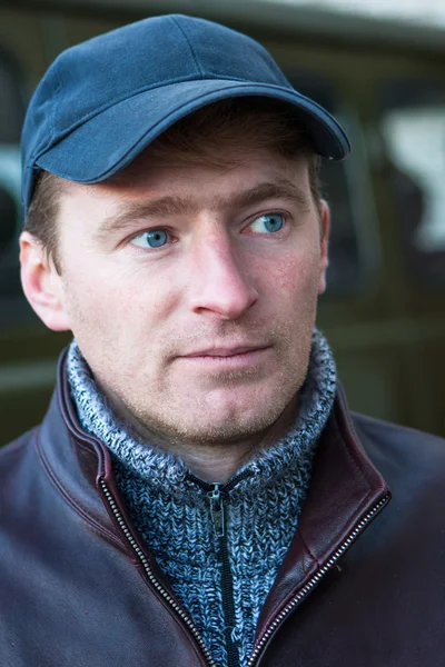 Retrato de un hombre con gorra —  Fotos de Stock