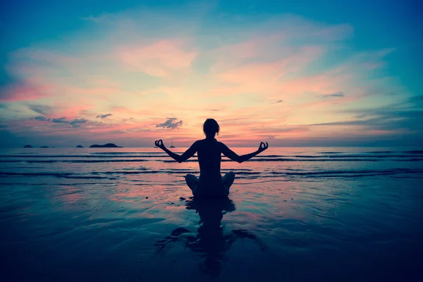 Yoga vrouw aan zee kust Rechtenvrije Stockfoto's