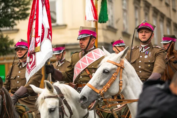 Polské kavalérie v historickém městě — Stock fotografie