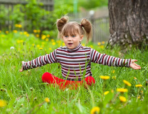 Kleines Mädchen im Park — Stockfoto