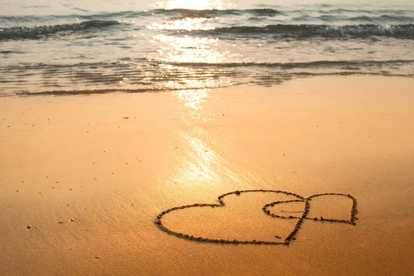 Harten getrokken op het zand — Stockfoto