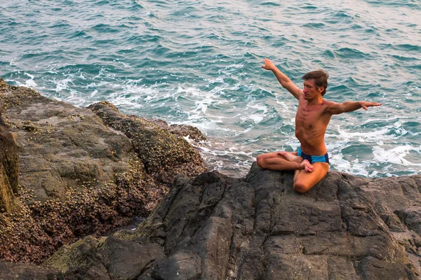 Człowiek robi ćwiczenia jogi — Zdjęcie stockowe