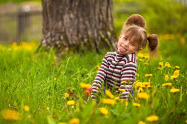 beş yıllık kız parkta