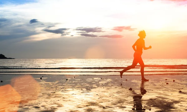 Femme jogger au coucher du soleil — Photo