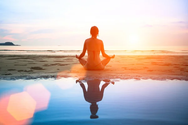 Vrouw die yoga beoefent Rechtenvrije Stockfoto's