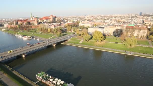 Widok na nabrzeże rzeki Wisły w Krakowie, Polska. — Wideo stockowe