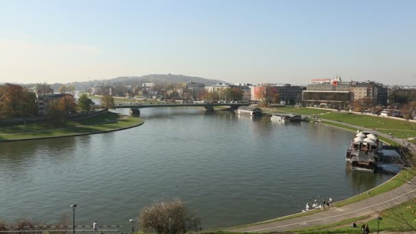 Vista del terraplén del río Vístula en Cracovia, Polonia . — Vídeos de Stock