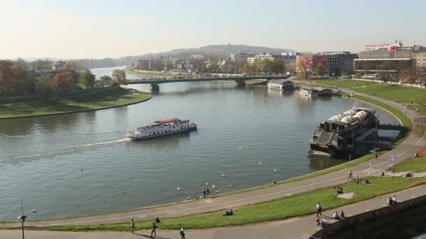 Vista del terraplén del río Vístula en Cracovia, Polonia . — Vídeos de Stock