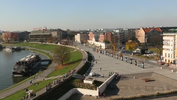 Kilátás nyílik a partra a Visztulán a Krakkó, Lengyelország. — Stock videók