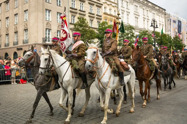 Polskiej kawalerii w centrum historycznego miasta — Zdjęcie stockowe