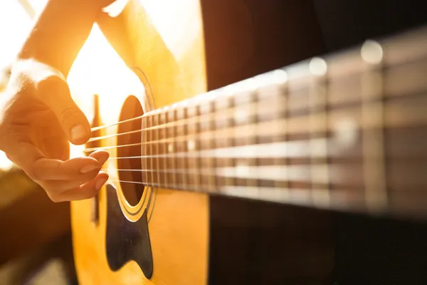 Mão tocando na guitarra acústica . — Fotografia de Stock