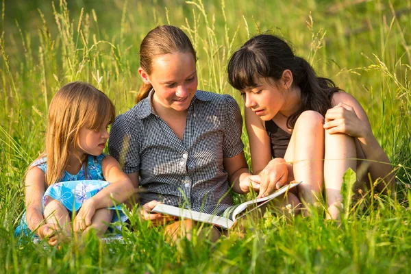 Children reading book — Stock Photo, Image