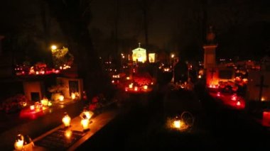 (Cadılar) Cadılar Bayramı gecesi mezarlıkta Krakow, Polonya.