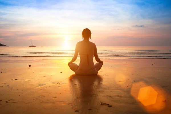 Vrouw die yoga beoefent — Stockfoto