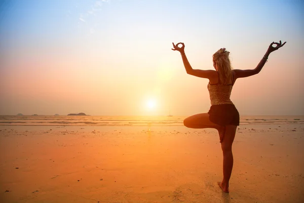 Frau praktiziert Yoga — Stockfoto