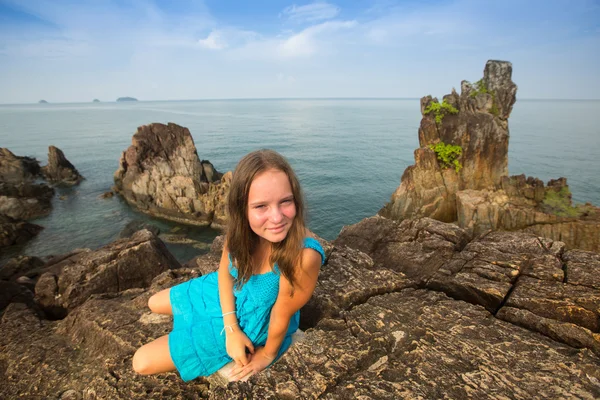 Adolescente nas rochas — Fotografia de Stock