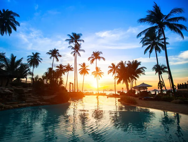 Solnedgång vid en strand — Stockfoto