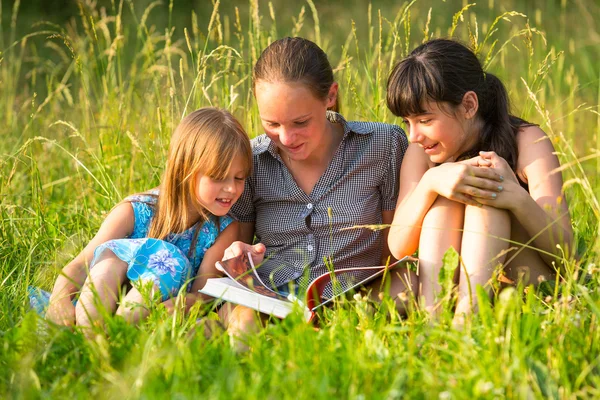 Kleine meisjes met boek — Stockfoto