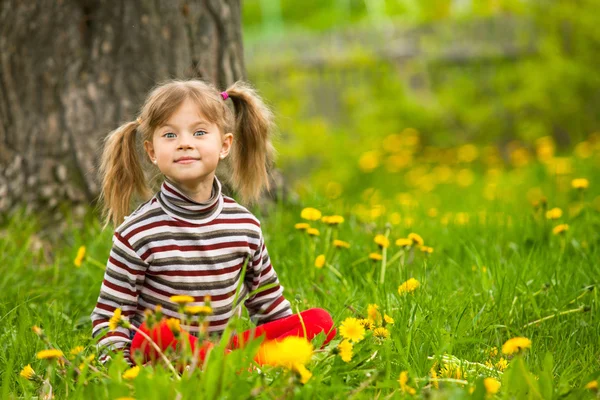 Liten flicka i gräs — Stockfoto