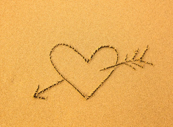 Hart op het strand zand — Stockfoto