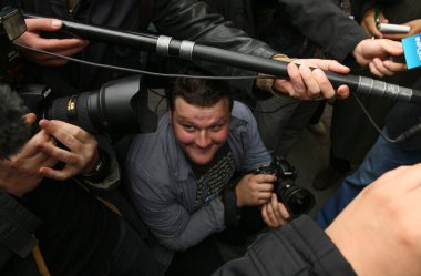 kimliği belirsiz katılımcıları