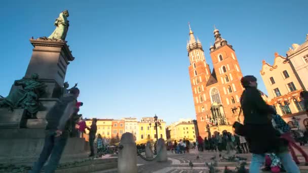 Timelapse: Vista de la Iglesia de María en la plaza principal y la antigua Sukiennice — Vídeos de Stock