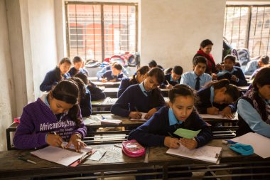 Çocuk halk okulunda derste