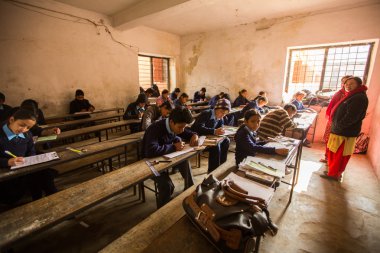 Çocuk halk okulunda derste
